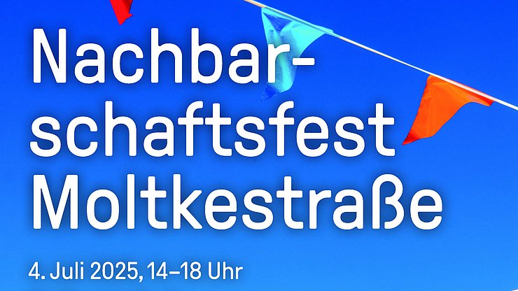 Vor einem himmelblauen Hintergrund wehen bute Wimpel, dazwischen Informationen zum Nachbarschaftsfest Moltkestraße