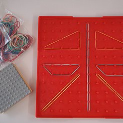 Bild mit einem Geobrett, auf dem mit Haushaltsgummis Figuren gespannt sind sowie einem Stempel von einem Geobrett.