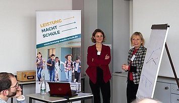 Prof. Dr. Heidrun Stöger und Prof. Dr. Gabriele Weigand (r.) beim LemaS-Netzwerktreffen in Stuttgart. Foto: D. Schmidt