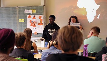 Dekolonial Englisch unterrichten: Studierendentandem in der Internationalen Klasse der Sophie-Scholl-Realschule Karlsruhe. Foto: PHKA/Thelen