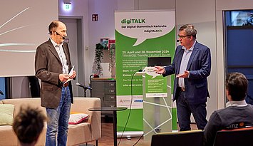 digiTALK_25._April_2024_Hammer_Photographie__29 Im vom Hammer Photographie zur Verfügung gestellten Bild seiht man den Moderator Uwe Gradwohl (links) und Prof. Dr. Christian Gleser vor einem RollUp im Gespräch.
