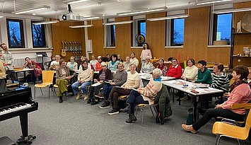 Senior:innen singen mit Studierenden