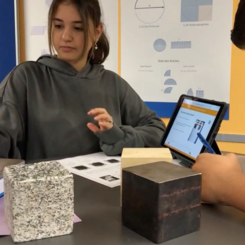 eine Schülerin und ein Schüler beschääftigen sich im Lernbüro Mathematik des Projekts ProNaMU selbstständig mit den verschiedenen haptischen, analogen und digitalen Materialien