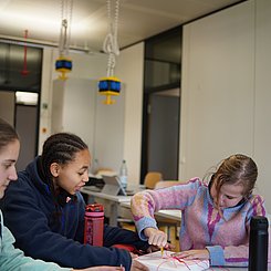 Schülerinnen bauen die Sonde 