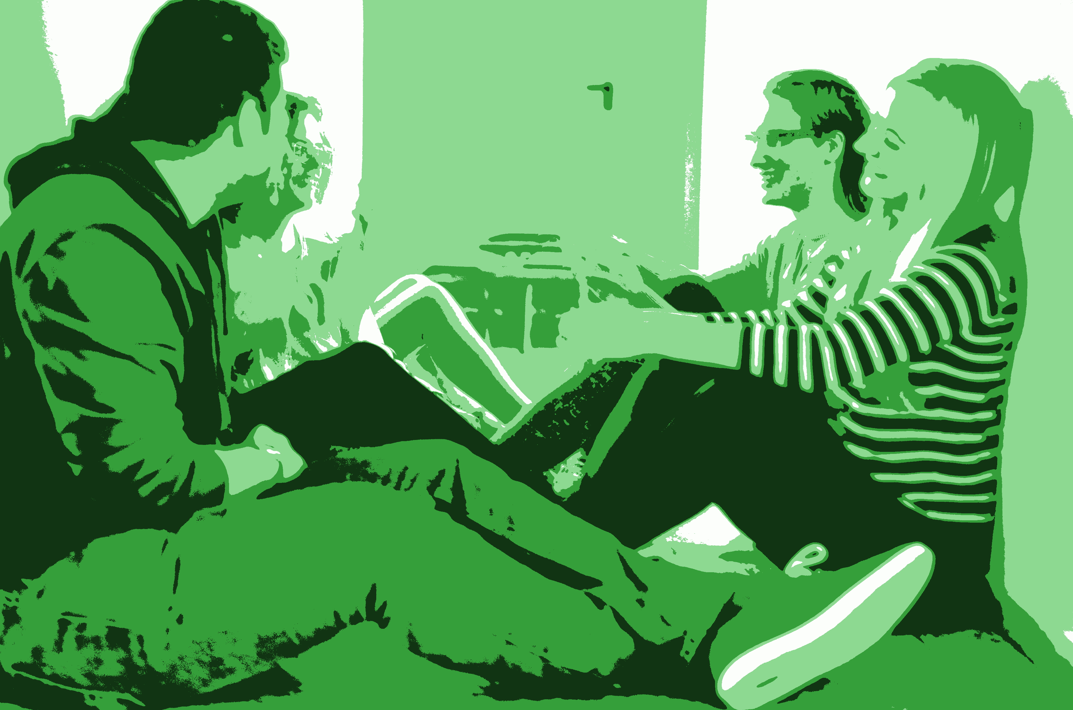 Studierende sitzen im Gang 